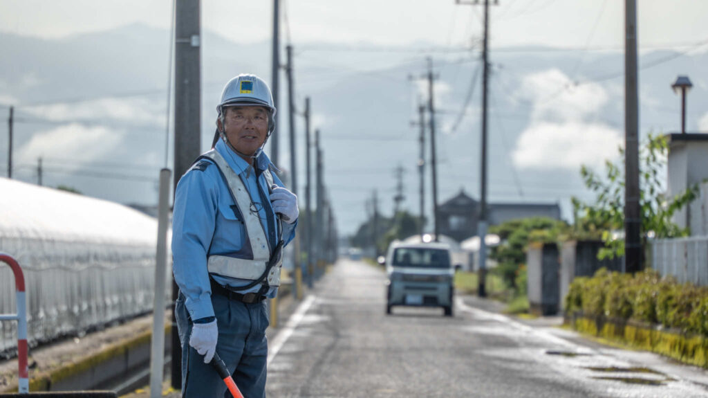 あおい警備保障　警備員　警備の様子　屋外　交通誘導　熱中症対策