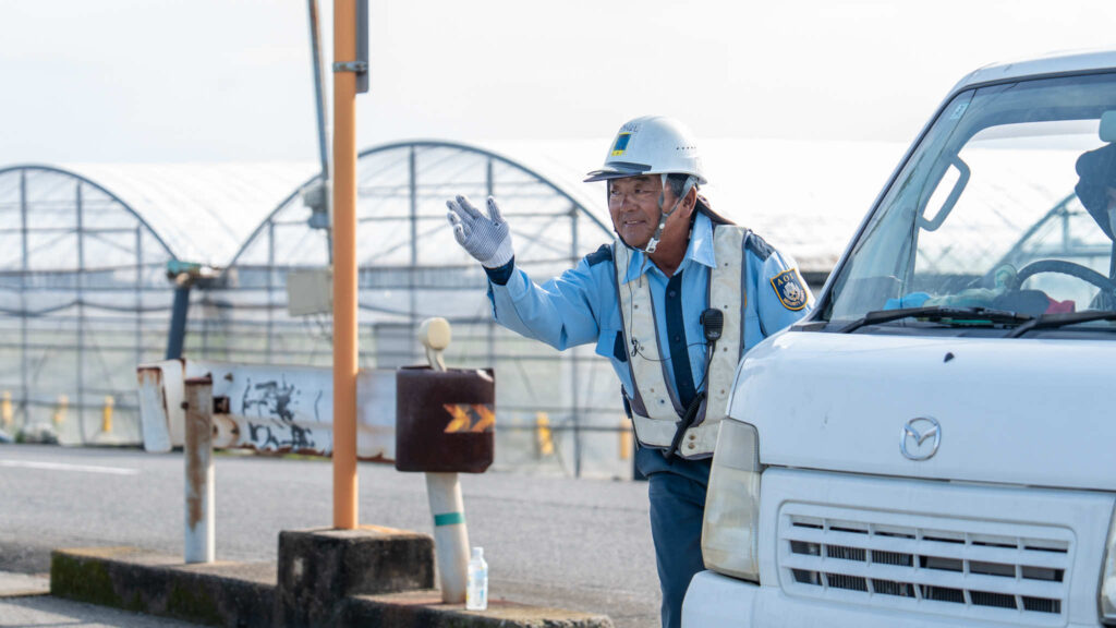 あおい警備保障　警備員　警備の様子　屋外　地域住民　対応　交通誘導　