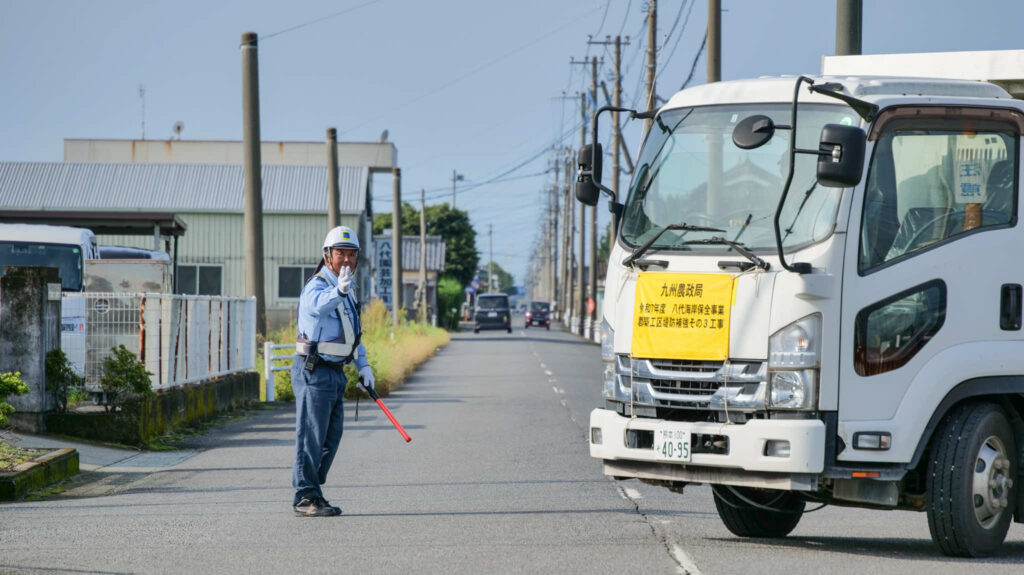 あおい警備保障　警備員　警備の様子　屋外　交通誘導　トラック