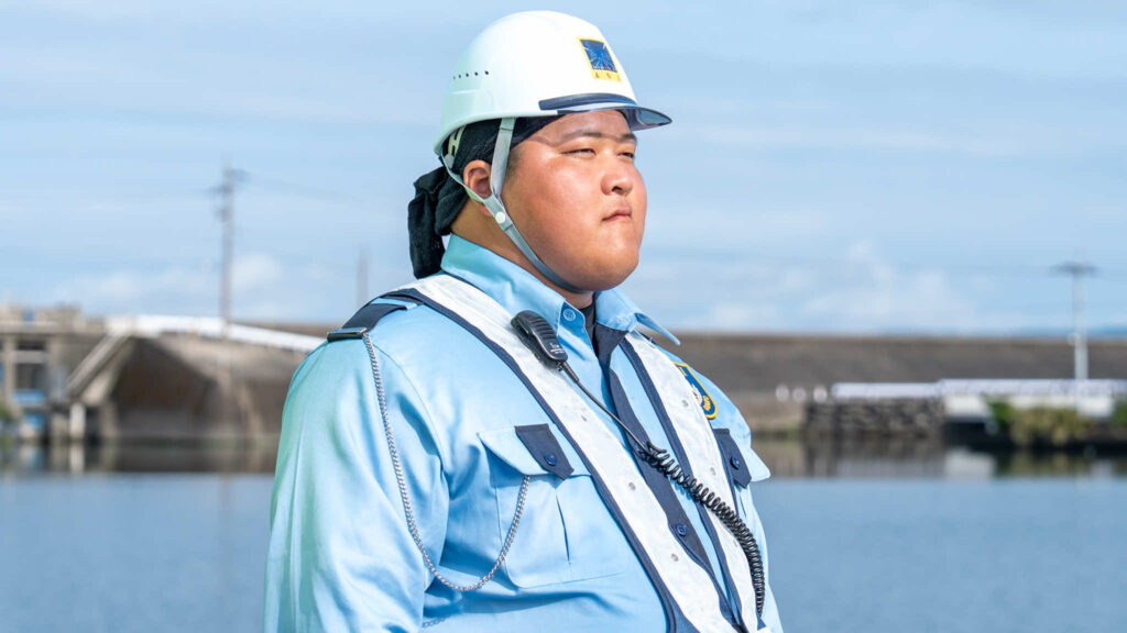 あおい警備保障　警備員　警備の様子　屋外　服装　清潔